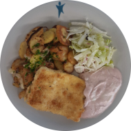 Hausgemachter panierter Hirtenkäse (15,19,81) mit Preiselbeerschmand (19) dazu Bratkartoffeln und Salatgarnitur