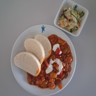Hühnerpaprikasch nach 'Ungarischer Art' mit Knoblauch, Tomaten, Paprika und saurer Sahne (19,81) dazu Knödelscheiben (15,19,81) und Salatgarnitur