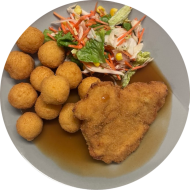 Schnitzelabend: Hähnchenfilet in Knusperpanade (81) mit Bratensoße (81) dazu Kartoffelbällchen (81) und Salatgarnitur