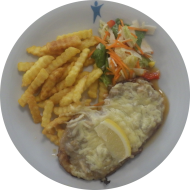 Hähnchenschnitzel 'au four' mit Würzfleisch und Käse überbacken (1,19,22,24,81) dazu Pommes frites und Salat der Saison