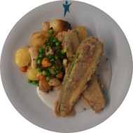 Hausgemachtes Zucchinischnitzel (81) an Schnittlauchsoße (18,81) und Schwenkkartoffel-Gemüse-Pfanne. Auch als kleine Portion erhältlich.