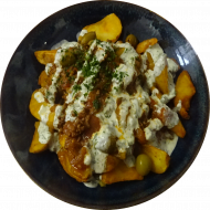 Fully loaded Fries getoppt mit hausgemachter Guacamole (3) und Sauerrahm (19), dazu kleiner fruchtiger Tomatensalat auch Vegan möglich