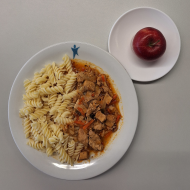 Schweinegulasch mit Juliennegemüse (1,21,81) dazu Spirelli (81) und frisches Obst
