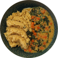 Rotes Linsen-Spinat-Curry mit Karotten, Chili und Curry (3,18) dazu Kräuterbulgur (81)