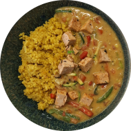Tofu aus dem Wok mit Paprika, Tomaten, Zucchini und frischen Kräutern (2,18,49,81) dazu Kurkuma-Graupen (49,83)