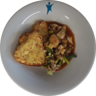 Kleine Portion: Kartoffel-Pilzgulasch mit frischen Champignons und Lauchzwiebeln dazu Kartoffelröstiecken