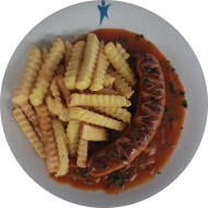 Grillwurst (1,2,3,8,46) mit Paprika-Letscho-Soße (24,49,81) dazu Pommes frites und frisches Obst