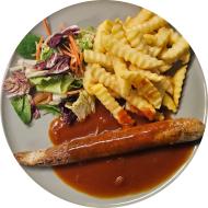 Jackfruitbratwurst an fruchtiger Currysoße (9,49) mit Pommes frites und Salatgarnitur