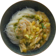 Kohlrabi-Tofu-Curry mit Kartoffeln, Kokosmilch, Knoblauch und Haselnüssen (2,18,49,71) dazu Glasnudeln (2,18,81). Auch als kleine Portion erhältlich.