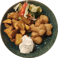 Blumenkohlnuggets in Backteig (15,81) mit Limetten-Chili-Mayonnaise (22) und Kartoffelspalten dazu Garnitur