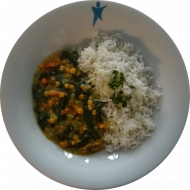 Kleine Portion: Rote Linsen-Spinat-Curry (18) dazu gebratener Chilireis