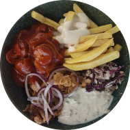 Taxiteller mit Currywurst, Dönerfleisch, Krautsalat, Zaziki, Pommes (2,3,8,9,15,19,49,51,81)