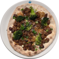 Pizza Veriyaki mit Sojaschnetzel in Teriyakisoße mariniert mit Brokkoli, Zwiebellauch und Sesam (2,18,23,49,81)