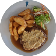 Gebratenes Schweinekammsteak mit Zwiebel-Senf-Kruste (1,3,15,19,22,24,81) an Bratensoße (81) dazu Kartoffelspalten und Salatgarnitur