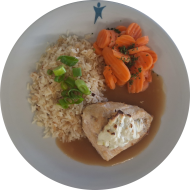 Gebratenes Hähnchensteak mit Frischkäse und Lauch gratiniert (1,19) an Geflügelsoße (81) dazu Möhrengemüse und Bratreis