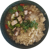 Asiatisches Tofu Stir Fry mit Brokkoli, Frühlingszwiebel, Knoblauch, Koriander und Sesam (2,18,23,49,81) dazu Kräuterbulgur (81)