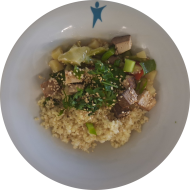Kleine Portion: Asiatisches Tofu Stir Fry mit Brokkoli, Frühlingszwiebel, Knoblauch, Koriander und Sesam (2,18,23,49,81) dazu Kräuterbulgur (81)