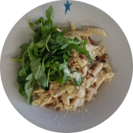 Pastapfanne mit Rucola, Pilzen, Schmand, Pinienkernen und geriebenen Hartkäse (15,19,81)