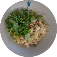 Kleine Portion: Pastapfanne mit Rucola, Pilzen, Schmand, Pinienkernen und geriebenen Hartkäse (15,19,81)