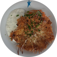 Kleine Portion: Gebratene Kartoffel-Sauerkraut-Puffer mit Meerrettich-Apfel-Dip (3,15,19,24) und bunte Blattsalat-Garnitur