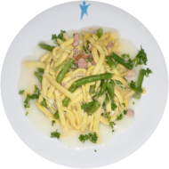 Spätzlepfanne mit roten Zwiebeln, grünen Bohnen und Champignons (15,81) dazu Kräuter- Sauerrahm (19) und Eichblattsalat