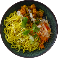 'Buddha Bowl' mit Sojaschnetzel-Kirschtomatenragout, knackigem Gemüse und Limetten-Cashew-Dressing (18,49,74,81). 