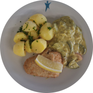 Paniertes Rotbarschfilet mit Zitronenkeil (16,81) dazu Schmorgurke 'Havelländer Art' (19,22) und Petersilienkartoffeln