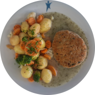 Hausgemachter Möhren-Zucchini-Bratling (1,3,21,81,84) an Dillsoße (1,81) dazu Schwenkkartoffel-Gemüse-Pfanne