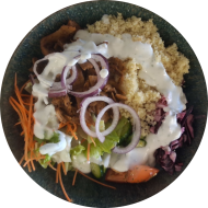 Bunte Döner-Bowl mit 'Beef-Kebab', knackigem Kraut, Salat, Joghurtdressing und Couscous (15,19,81)