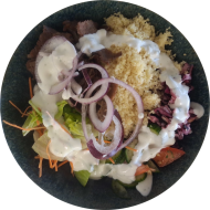 Bunte Döner-Bowl mit 'Pea-Kebab', knackigem Kraut, Salat, Joghurtdressing und Couscous (15,19,81)