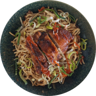 Knusprige Pekingente (2,3,18,49,81) auf Bratnudeln mit Wokgemüse, Karotten, Paprika und Sprossen (2,18,81)