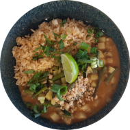 Thailändisches Massaman-Curry mit Kartoffeln, Bohnen, Zwiebeln, Koriander und Erdnusscreme (2,17,18,49,81) dazu Bratreis