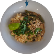 Kleine Portion: Thailändisches Massaman-Curry mit Kartoffeln, Bohnen, Zwiebeln, Koriander und Erdnusscreme (2,17,18,49,81) dazu Bratreis