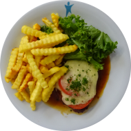 Hähnchenschnitzel mit Tomate und Mozzarella überbacken (19,81) dazu Pommes frites und Salatgarnitur