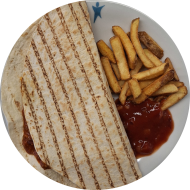 Quesadilla mit Chili con Carne gefüllt (1,2,19,81) an Salsadip (9) dazu Rustico frites