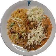 Sonnenblumengyros in Metaxasoße mit Paprika, Zwiebel und Knoblauch (1,18,49,84) dazu Pastasotto mit gehobeltem Hartkäse (3,15,19,24,81) und kleiner Weißkraut-Porree-Salat
