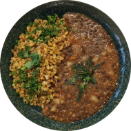 Indisches Dal - aromatisches Linsen-Kartoffel-Curry mit frischer Minze (2,3,18,81) dazu gebratener Zartweizen (81)