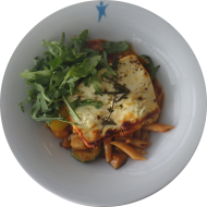 Mit mediterranen Kräutern marinierter Hirtenkäse (19) auf Pastapfanne 'Ratatouille' mit Knoblauch und frischem Gemüse (15,19,49,81)