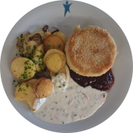 Hausgemachter gebackener Camembert (15,19,81) mit Preiselbeer-Dip oder Kräuterremoulade (9,15,19,81) dazu Bratkartoffeln und frisches Obst