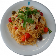Spaghetti 'Mykonos' mit Tomaten, Hirtenkäse, Oliven und gehobeltem Hartkäse (3,15,19,24,47,81)