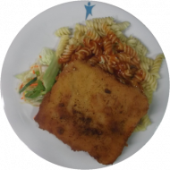 Hausgemachtes Käseschnitzel (15,19,81) mit Pasta und Tomatensoße