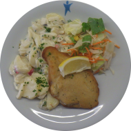 Paniertes Rotbarschfilet gebacken mit Zitronenkeil (16,81) dazu Kartoffelsalat nach 'Hausfrauen Art' (9,15,19,81) und Salatgarnitur