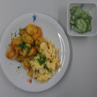 Rührei mit Tomate und Basilikum (1,15) dazu Bratkartoffeln und ein kleiner Gurkensalat mit Dill
