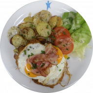 'Haufen Mist' Schweineschnitzel mit Spiegelei und Bacon dazu Bratkartoffeln (2,3,15,51,81) an Bratensoße und Salatgarnitur