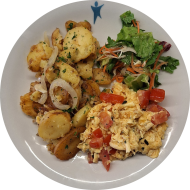 Rührei mit Tomate und Basilikum (1,15) dazu Bratkartoffeln und Salatgarnitur