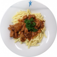 Deftiger Schweinegulasch (21) mit Makkaronichips (81)