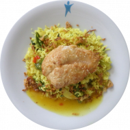 Sesamhähnchen (23,81) mit Ananas-Curry-Soße dazu Bratreis 