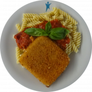 Hausgemachtes Käseschnitzel (15,19,81) an Sauce 'Napoli' (81) dazu Spirelli (81) und frisches Obst